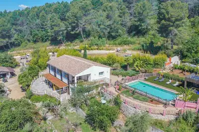 Image de Villa Conviviale avec Piscine 11x5m – Hébergement Idéal pour Réunions Familiales