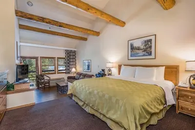 Image de Escape to a Scenic Suite by the Lake, Close to Breathtaking Nature Trails
