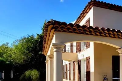 Image de Bastide Familiale prés d'Aix en Provence avec piscine et jardin