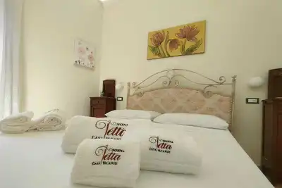 Image de \"Yarns and Embroidery\" suite with living room, private bathroom, garden and hydro bath