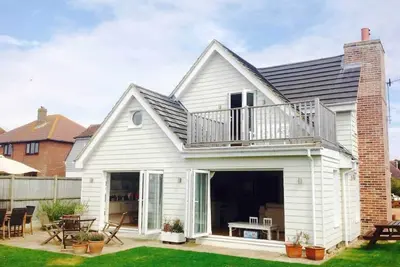 Image de Light-Filled, Family-Friendly Beach House