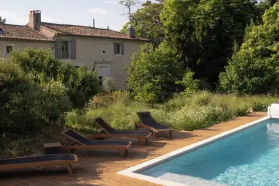 Image de Maison de campagne en ville.