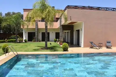 Image de Villa avec piscine privée, hammam, jardin et petit-déjeuner inclus à Marrakech.