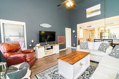 Image de Shore Dr Lake View Retreat w Pools and Pickleball