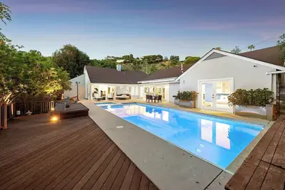 Image de New Listing! Beverly Hideaway by Colby & Conrad
