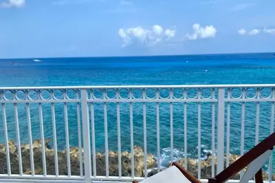 Image de New! Oceanfront Condo in George Town