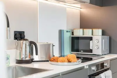 Serene 2-bedroom apartment with WiFi in lovely Leeds 1. 60