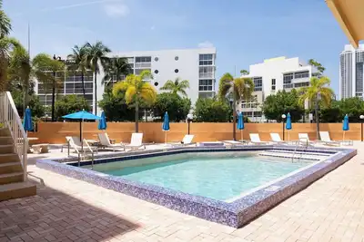 Image de Tiny Tower Treasure - Sleeps 5 & Soaks Sun