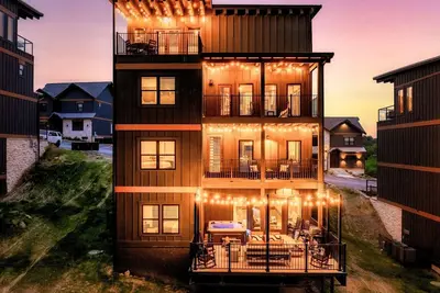 Image de Luxury 5br Getaway | Theater Room | Rooftop Fire Table | Walk to Water Park | Pools | Sleeps 22