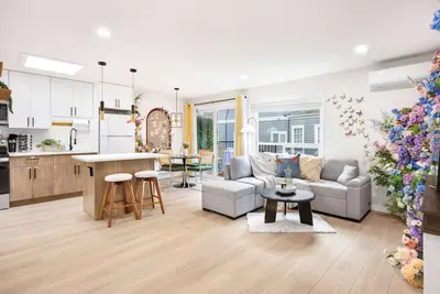 Image de Secret Garden Bloom - 665sf 1br Queen Anne Condo