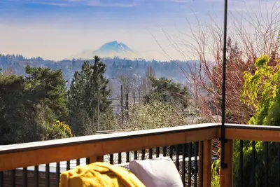 Image de Modern 3br Retreat w/ City Views & 2 Living Spaces