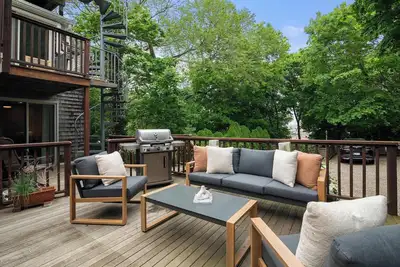 Image de Rare Private Deck, Dog Friendly, Walk to Harbor!