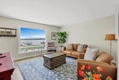Image de The North Shore Spot-Waterfront Home!
