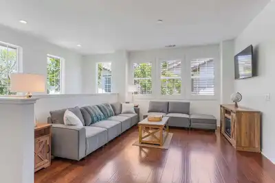 Image de Family & Pet Friendly, Modern Home with Garage