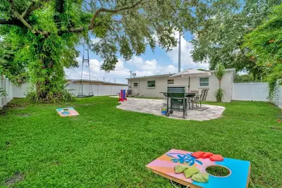 Image de Modern Family Home Near Beach, Game Yard, Pets Ok!
