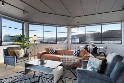 Sunny 3br Petone Apt – Ocean Views, Walk to Shops