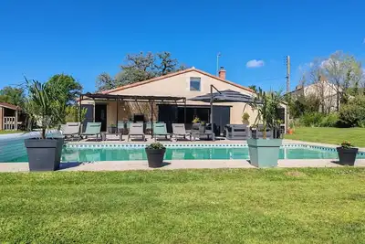 Image de Grange de charme avec piscine et jardin, idéale pour vos vacances aux Sables-d'O
