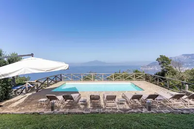 Image de \"Giulia 3 \"Villa Apartment, Shared Pool & Sea Views