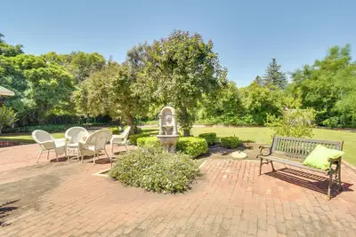 Image de 8 Mi to Dtwn: Spacious Home w/ Fire Pit in Fresno!