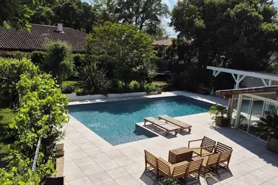 Luxurious 5-bedroom villa with pool, fire pit, WiFi, Ac in phenomenal Capbreton