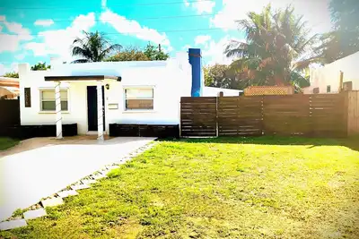 Image de Charming Historic 2-Bedroom Bungalow-Fantastic by Downtown Hollywood w/ Wi-Fi, +