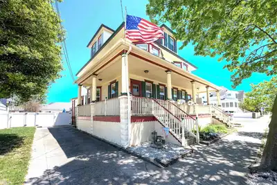 Image de Buttercup Belle: Elegant Victorian with Backyard Game Room
