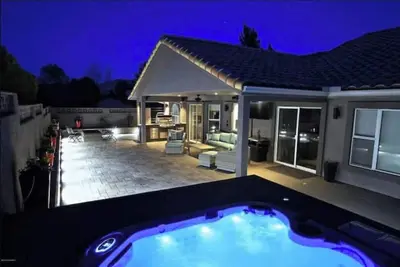 Image de Myrinn - Starry Nights Escape | Relaxing Hot Tub