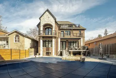 Image de Cozy Custom Mansion 2 Bedroom Apartment. Quiet Family Friendly Neighborhood