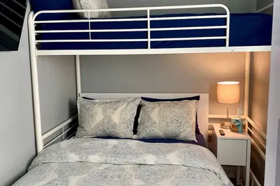 Image de Cozy 1-bedroom condo in charming Beach Haven Terrace just steps from the beach.