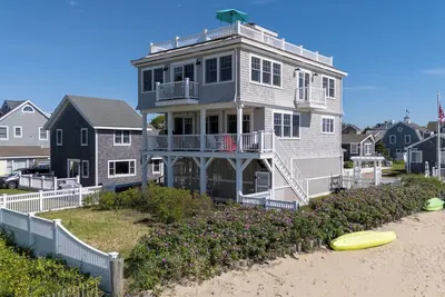 Image de Ocean Front Gem, 10 steps to Beach! New to Market, Teaser Rate for August 2025!