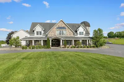 Image de Mountain Valley Mansion / 200-Acre Farm / Sleeps 16 / Partial Property Rental