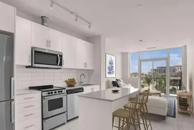 Image de Cozy 1 bedroom plus Den with all amenities in charming Oakville