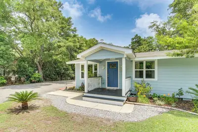 Image de 1 Block to Shore: Long Beach Home w/ Fire Pit!