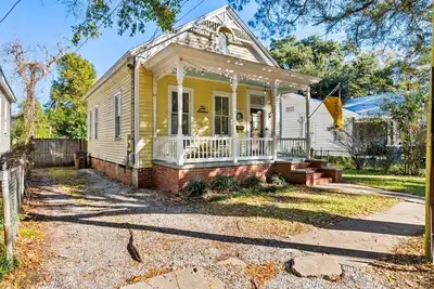 Image de Mins from downtown entertainment - Pet Friendly Historic Montegeux Cottage