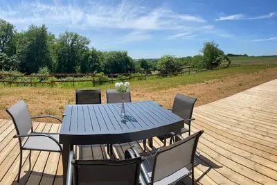 Image de la maison dans la prairie fleurie espace et calme