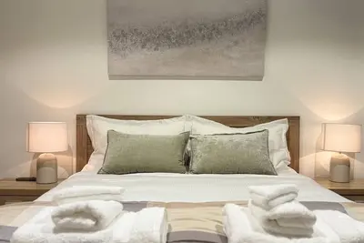 Image de Queen’s Wharf Apt | Luxury| City Views, Pool & Gym