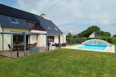 Image de Maison familiale en plein coeur de Penmarch. Grande terrasse et piscine chauffée