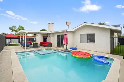 Image de Summer Family Fun: Pool-Hot Tub-Game Room-Gym-FirePit-Bbq