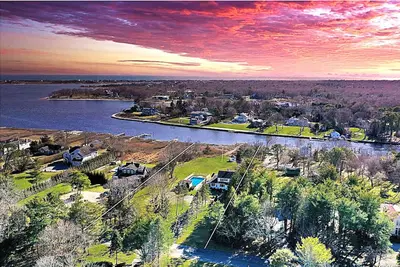 Image de Spectacular Waterfront Family Getaway. 5-bedroom w/ Pool and Dock in East Quogue