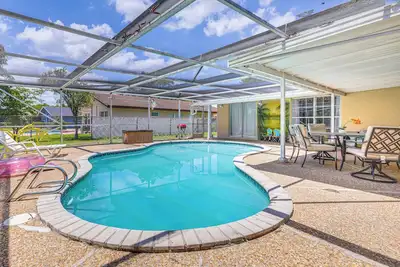 Image de 2 Mi to Downtown: Wpb Home w/ Patio & Pool!