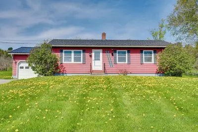 Image de 8 Mi to Jay Peak Resort: Scenic Retreat w/ Deck