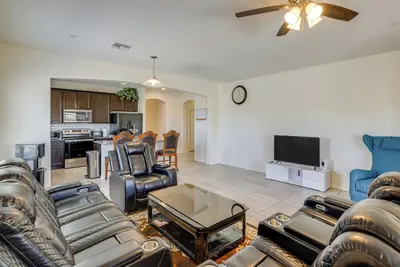 Image de 7 Mi to Dtwn: Spacious Stay in Phoenix!