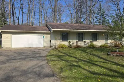 Image de Charming 3-bedroom, 2-bath house with WiFi and Ac near Houghton Lake
