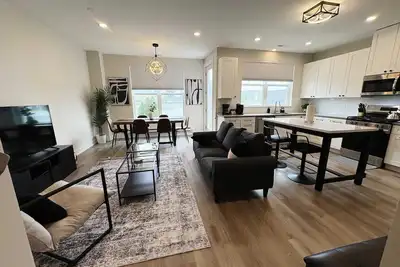 Image de 4br Home – Well-Furnished, Garage Included