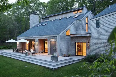 Image de Villa rénovée au sommet d'une colline sur une propriété clôturée de 2 acres