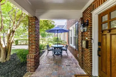 Image de Modern Comfort Meets Classic Charm (L)