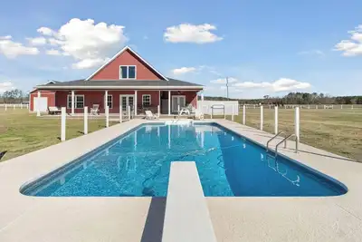 Image de Barndominium, Private Pool, large groups allowed, country living