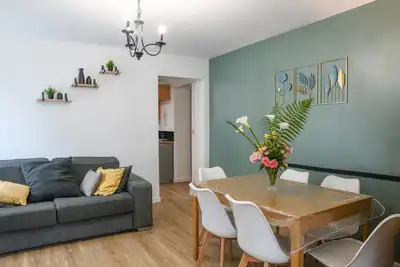 Image de Maison de vacances 'Charmante Maison À Saint Béron' avec vue sur la montagne, Wi-Fi et climatisation