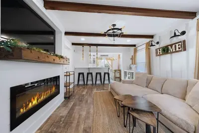 Image de Charming 3br Home Near Birmingham • Walk to Downtown • Office, Fireplace, Vinyl