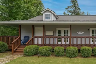 The Porch A, Dog Friendly. 1. 2 Miles to downtown Helen. Innsbruck Resort!
